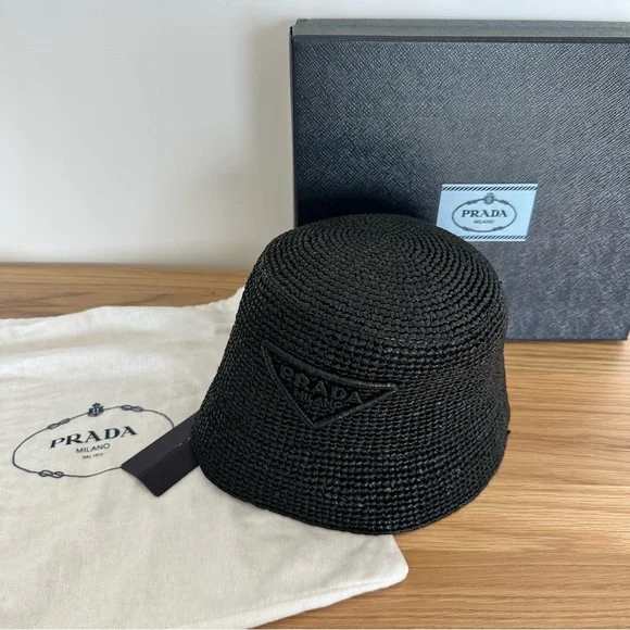 ストローハット PRADA BLACK RAFFIA BUCKET HAT Prada // 2022 Black Raffia Bucket Hat – VSP Consignment